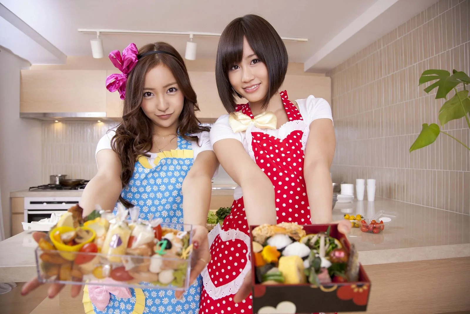 [YS Web] Vol.401 Itano Tomomi và Maeda Atsuko "あっちゃん ともちん、ふたりで" ảnh - 12